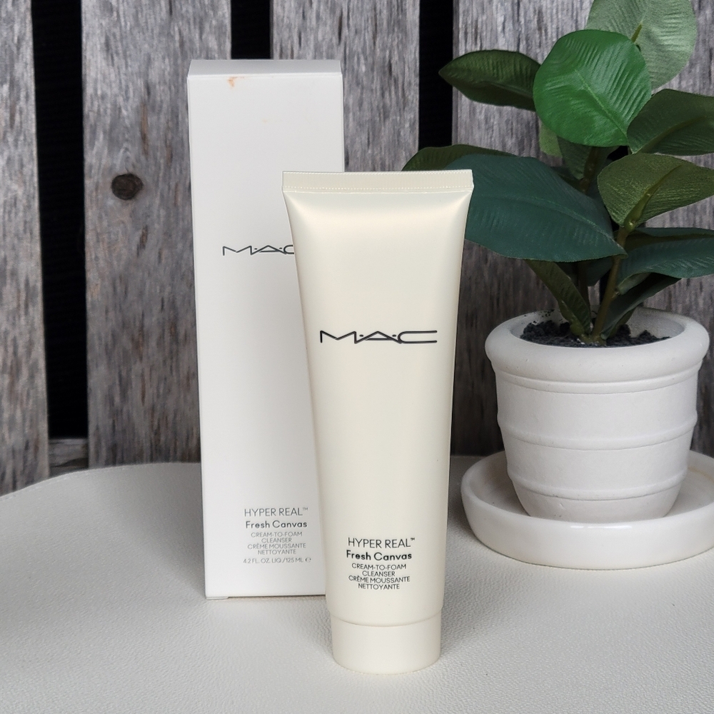 MAC HYPER REAL Fresh Canvas cream to foam cleanser